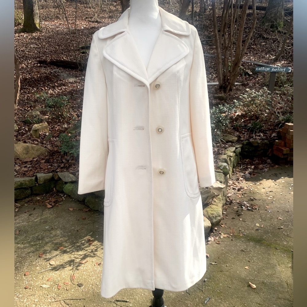 Vintage dress coat - lightweight and lined. Perfect for cool spring day & night
